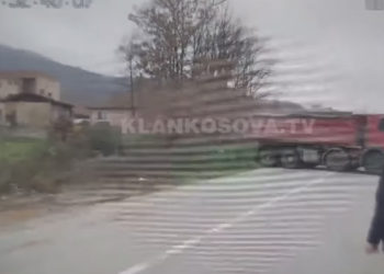 Persona të maskuar sulmojnë gazetarin mitrovicas me ekip te barrikada afër Çabrës