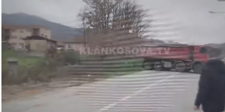 Persona të maskuar sulmojnë gazetarin mitrovicas me ekip te barrikada afër Çabrës