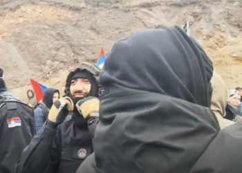“F*** NATO”: Protestuesit serbë me maska shajnë KFOR-in afër Jarinjës