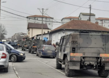 LAJMI I FUNDIT: Një kolonë KFOR-it ka kaluar nëpër Mahallën e Boshnjakëve në rrugën për në Zveçan