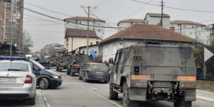 LAJMI I FUNDIT: Një kolonë KFOR-it ka kaluar nëpër Mahallën e Boshnjakëve në rrugën për në Zveçan