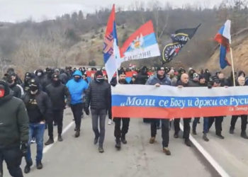 Nisë protesta në anën serbe në Jarinjë, ekstremistë të maskuar në turmë