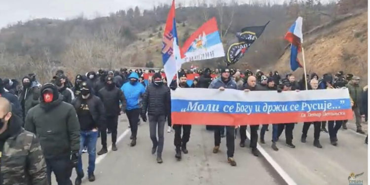 Nisë protesta në anën serbe në Jarinjë, ekstremistë të maskuar në turmë