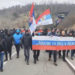 Nisë protesta në anën serbe në Jarinjë, ekstremistë të maskuar në turmë