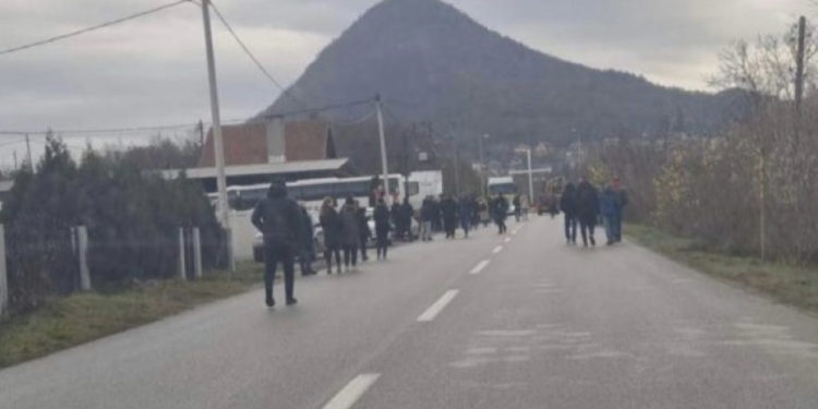 Dëgjohen alarme në veri, serbët bllokojnë rrugët në Rudarë dhe Leposaviq