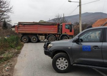 Zëvendësimi i policëve të bllokuar në Leposaviq, EULEX konfirmon se u bë me ndihmën e tyre