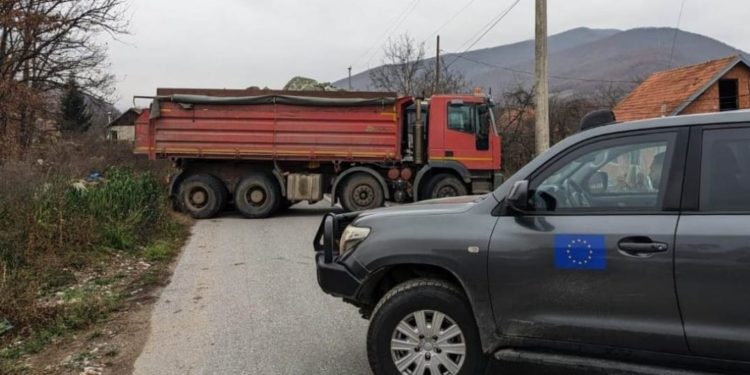 Zëvendësimi i policëve të bllokuar në Leposaviq, EULEX konfirmon se u bë me ndihmën e tyre