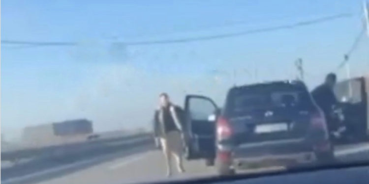 Skandaloze: Në rrugën Mitrovicë-Prishtinë ndalen dy vetura dhe rrahen mes vete disa persona, perfshihen edhe gratë