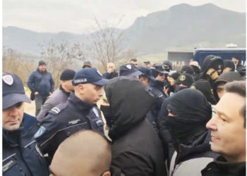 Mblidhen protestuesit afër Jarinjës: Raportohet se po mbajnë pankarta ‘S’ka dorëzim të Kosovës’ (PAMJE)