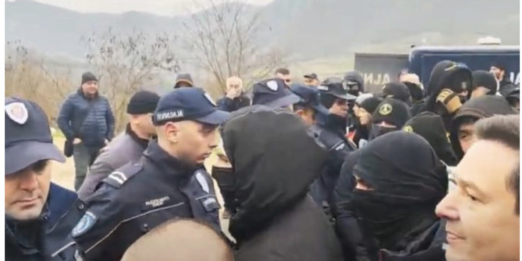 Mblidhen protestuesit afër Jarinjës: Raportohet se po mbajnë pankarta ‘S’ka dorëzim të Kosovës’ (PAMJE)