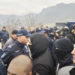 Mblidhen protestuesit afër Jarinjës: Raportohet se po mbajnë pankarta ‘S’ka dorëzim të Kosovës’ (PAMJE)