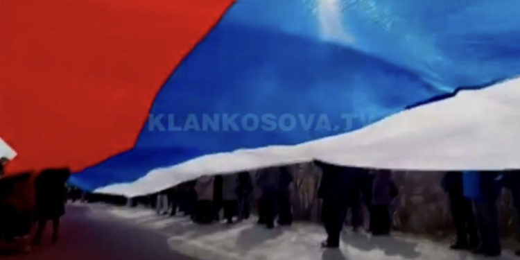 Shpaloset një flamur i madh serb në veri (VIDEO)