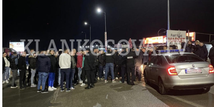 Qytetarë të shumtë mblidhen afër Merdares, policia bën thirrje që të përdoren pikëkalime të tjera kufitare