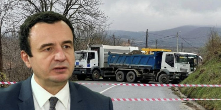 Kurti flet për heqjen e barrikadave: Vet i vunë, vet i hoqën