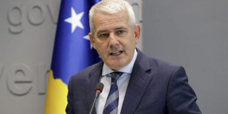 LAJMI I FUNDIT: Xhelal Sveçla thërret konferencë për media nga ora 18:00, mbahet në Mitrovicë