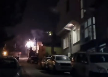 Një kabllo elektrike merr flakë në veri
