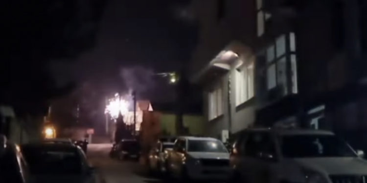 Një kabllo elektrike merr flakë në veri