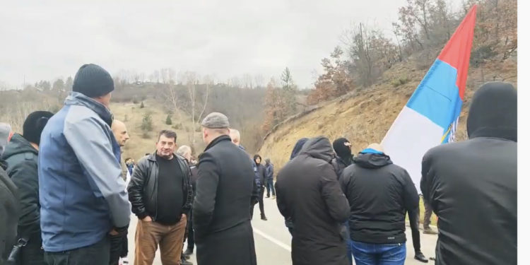 PAMJE LIVE nga protesta e serbëve në Jarinjë, nuk duken as 100 persona