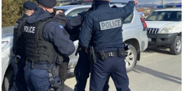 Në magjistralen Prishtinë-Mitrovicë arrestohet një i dyshuar për shitblerje të narkotikëve