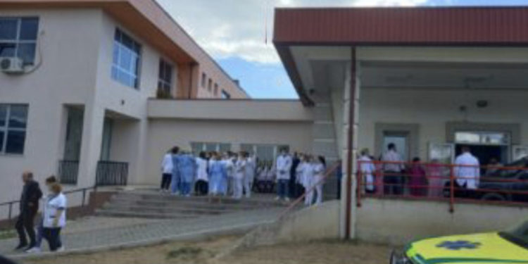 Ky është sulmuesi i infermierit në Spitalin e Mitrovicës