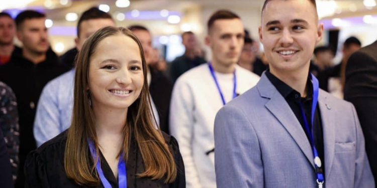 Anita Sherifi zgjidhet kryetare e rinisë së PDK-së në Mitrovicë, urohet nga Hamza