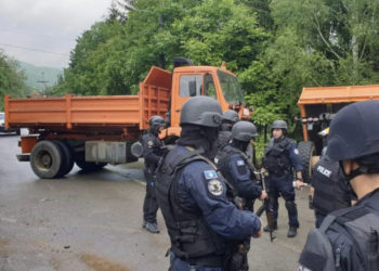 Mediat e regjimit në Serbi: QUINT’i ultimatum Vuçiqit për barrikadat, hiqi ose Kurtit i japim dritën jeshile për ta nisur Njësinë Speciale për t’i hequr