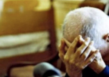 Mitrovicë: 27-vjeçari përdorues i narkotikëve rrah babain me rrip, ai kërkon ndihmë nga Policia