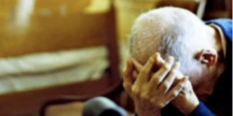 Mitrovicë: 27-vjeçari përdorues i narkotikëve rrah babain me rrip, ai kërkon ndihmë nga Policia