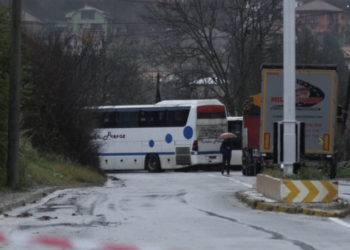 Nëntë barrikada në veri. Policia: Dy pikat kufitare po mbahen të mbyllura nga grupet kriminale