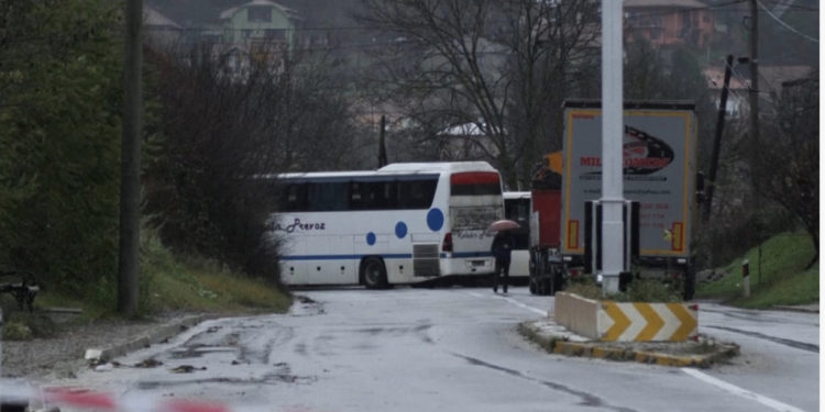 Nëntë barrikada në veri. Policia: Dy pikat kufitare po mbahen të mbyllura nga grupet kriminale