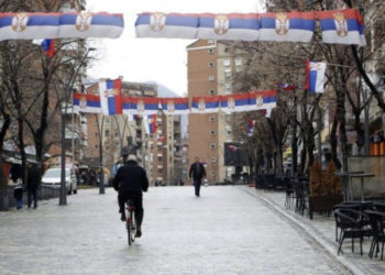 Gruaja në Mitrovicë të Veriut thotë se i është dëmtuar dritarja e shtëpisë, djali i saj e pranon fajin