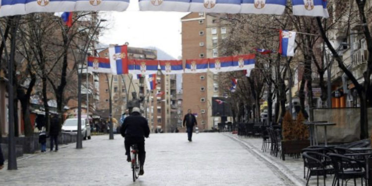 Gruaja në Mitrovicë të Veriut thotë se i është dëmtuar dritarja e shtëpisë, djali i saj e pranon fajin