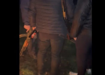 Dalin pamjet e rojave të barrikadave në veri, shihen me kallasha e birra në dorë