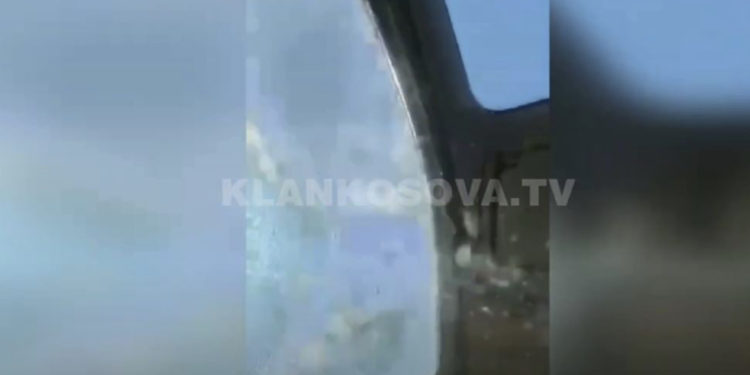 Publikohet momenti kur ekipi i Klan Kosovës sulmohet në Zubin Potok