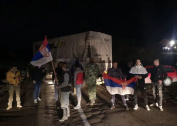 Mërgimtarët thonë se u sulmuan me shok-bombë në Merdar