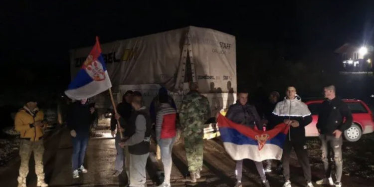 Mërgimtarët thonë se u sulmuan me shok-bombë në Merdar