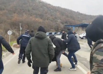 Eskalon protesta në Jarinjë, disa nga serbët thyejnë kordonin policor e nisen drejt kufirit