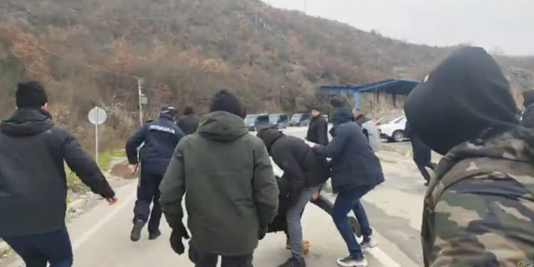 Eskalon protesta në Jarinjë, disa nga serbët thyejnë kordonin policor e nisen drejt kufirit