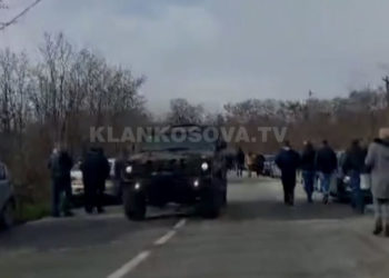 Serbët mblidhen për të protestuar në Rudar, KFOR-i blindon veriun