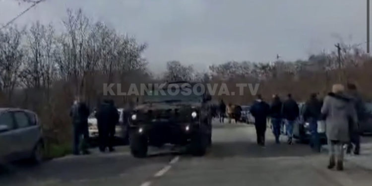 Serbët mblidhen për të protestuar në Rudar, KFOR-i blindon veriun
