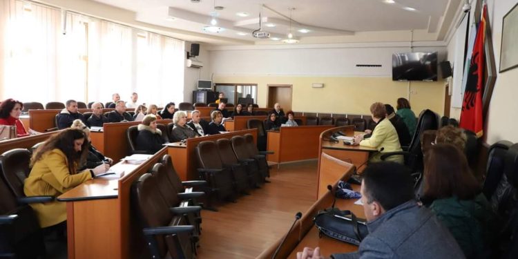 U mbajt konsultimi publik për Rregulloren për Përzgjedhjen e Mësimdhënësit të Dalluar   