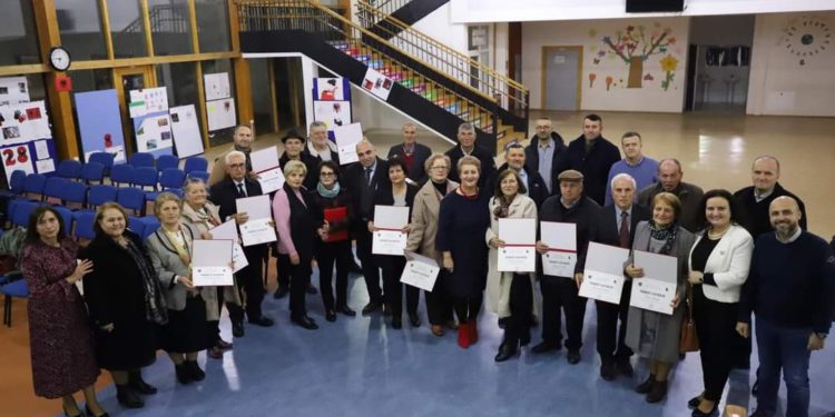 Komuna e Mitrovicës ndan mirënjohje për pensionistët e arsimit
