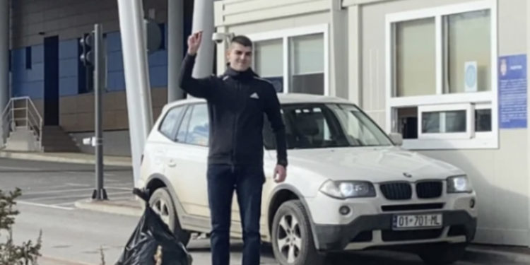 I riu serb që u lirua sot fotografohet në kufirin Kosovë – Serbi