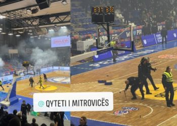 Eskalon situata në Prishtinë, policia detyrohet të largojë tifozët nga salla