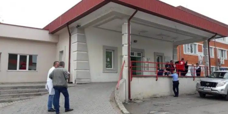 Sulmohet fizikisht infermieri i Spitalit Rajonal në Mitrovicë, arrestohet personi i dyshuar