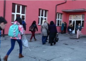 Mbyllen edhe shkollat në veri