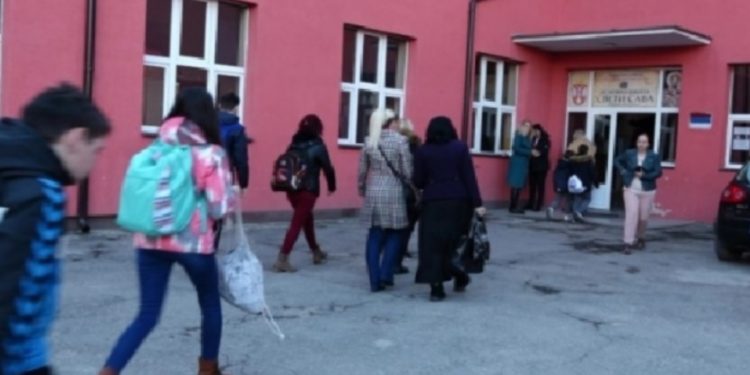 Mbyllen edhe shkollat në veri