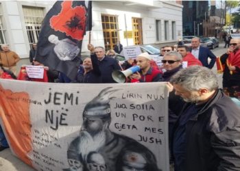 Tensionet në veri të Kosovës, në Shqipëri qytetarët protestojnë para ambasadës serbe