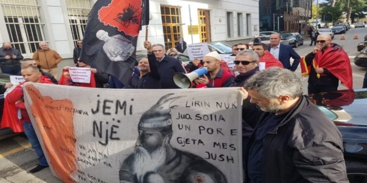 Tensionet në veri të Kosovës, në Shqipëri qytetarët protestojnë para ambasadës serbe