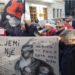 Tensionet në veri të Kosovës, në Shqipëri qytetarët protestojnë para ambasadës serbe